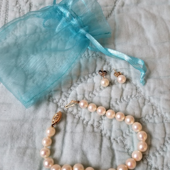 Final Sale..Real pearl bracelet & earrings - Picture 1 of 1